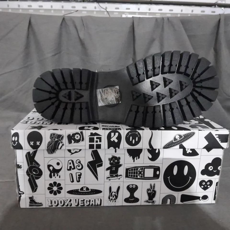 BOXED PAIR OF KOI THE 9-TO-5 SLAVE MEN'S DERBY SHOES SIZE 9 