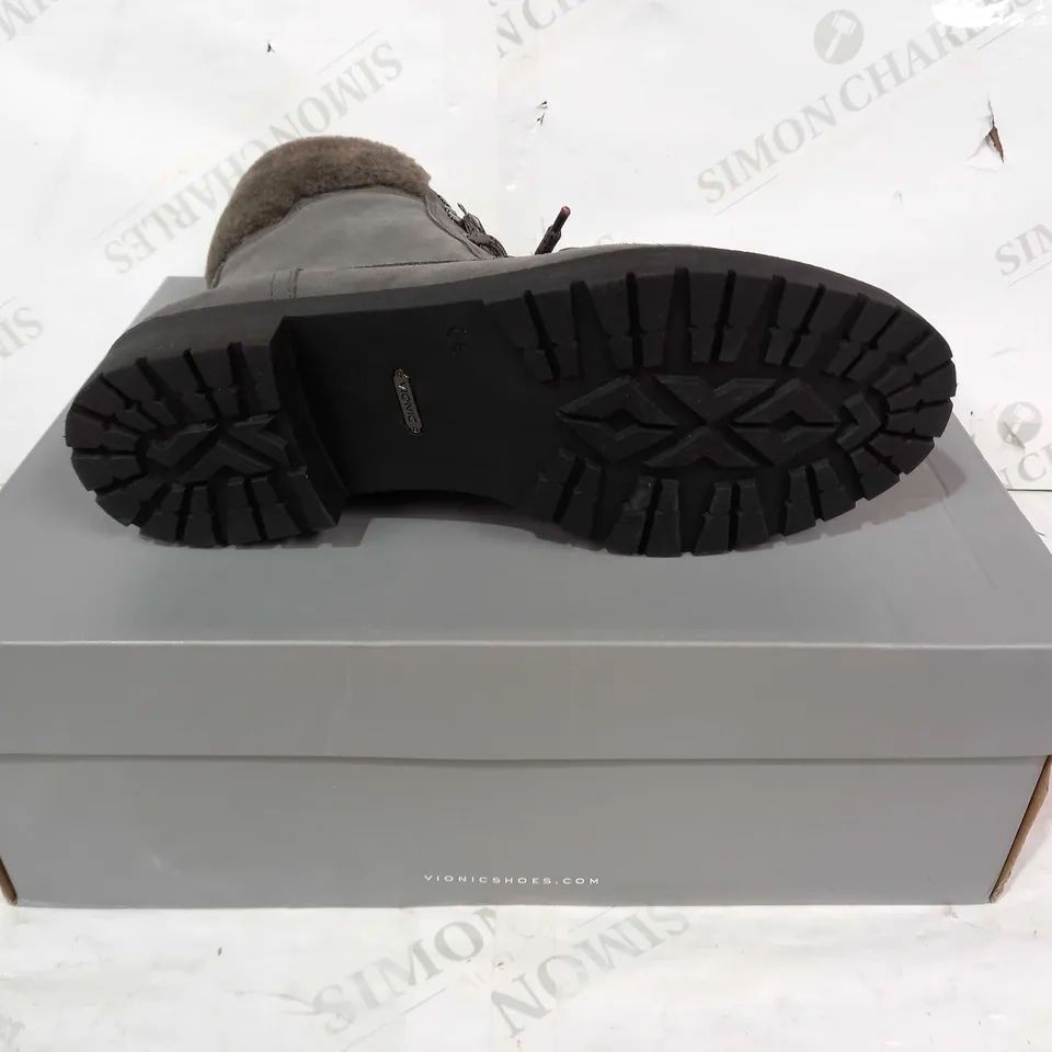 BOXED PAIR OF VIONIC FAUX FUR LINED BOOTS IN GREY UK SIZE 7