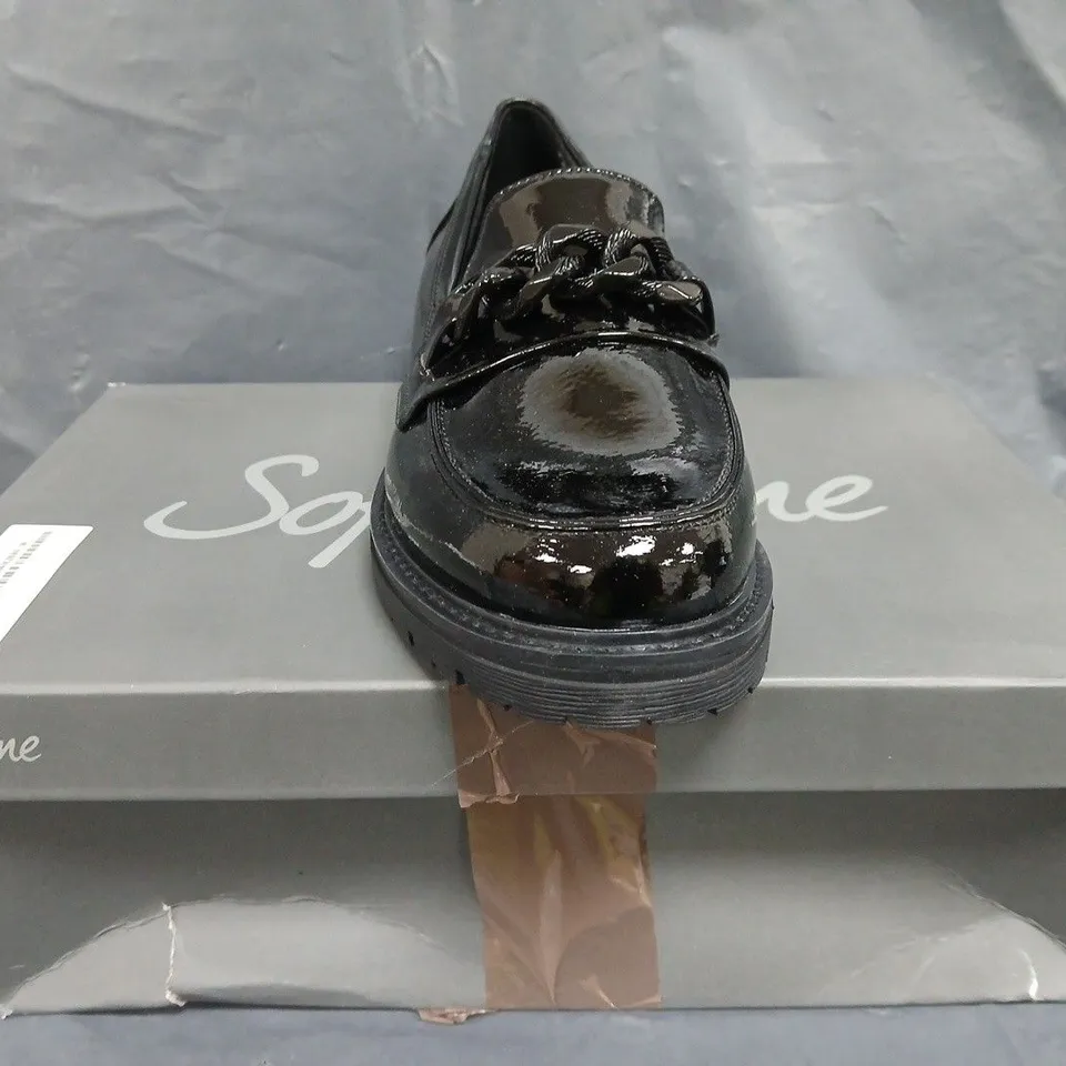 BOXED PAIR OF SOFT LINE SHOES IN GLOSSY BLACK W. CHAIN DETAIL SIZE EU 40