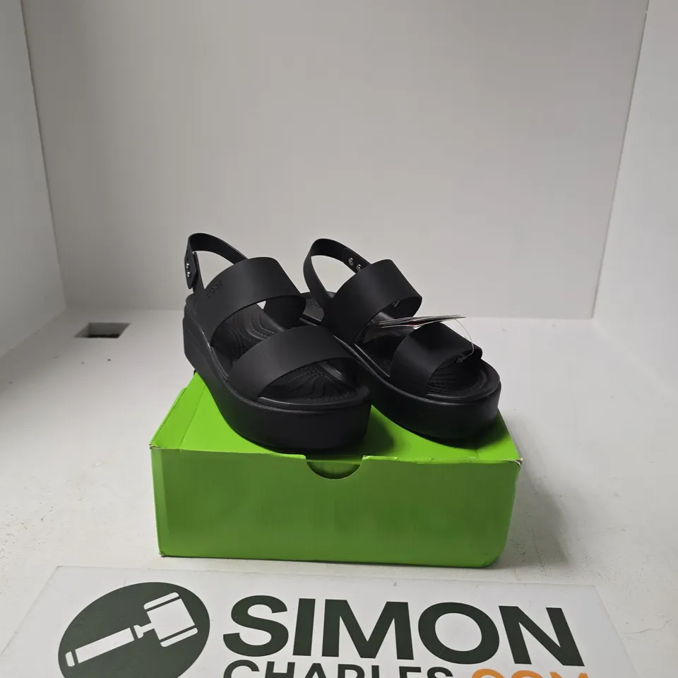 BOXED PAIR OF CROCS BROOKLYN LOW WEDGE SANDALS SIZE UK 5