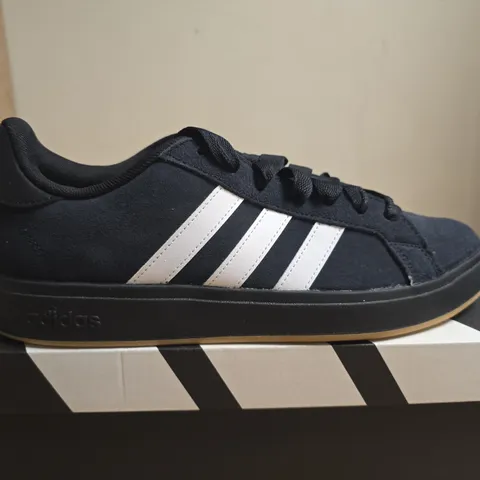 BOXED PAIR OF ADIDAS GRAND COURT BASE 00S SNEAKERS – NAVY, UK 10