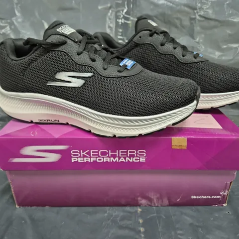 BOXED PAIR OF SKECHERS GO RUN TRAINERS IN BLACK SIZE 8