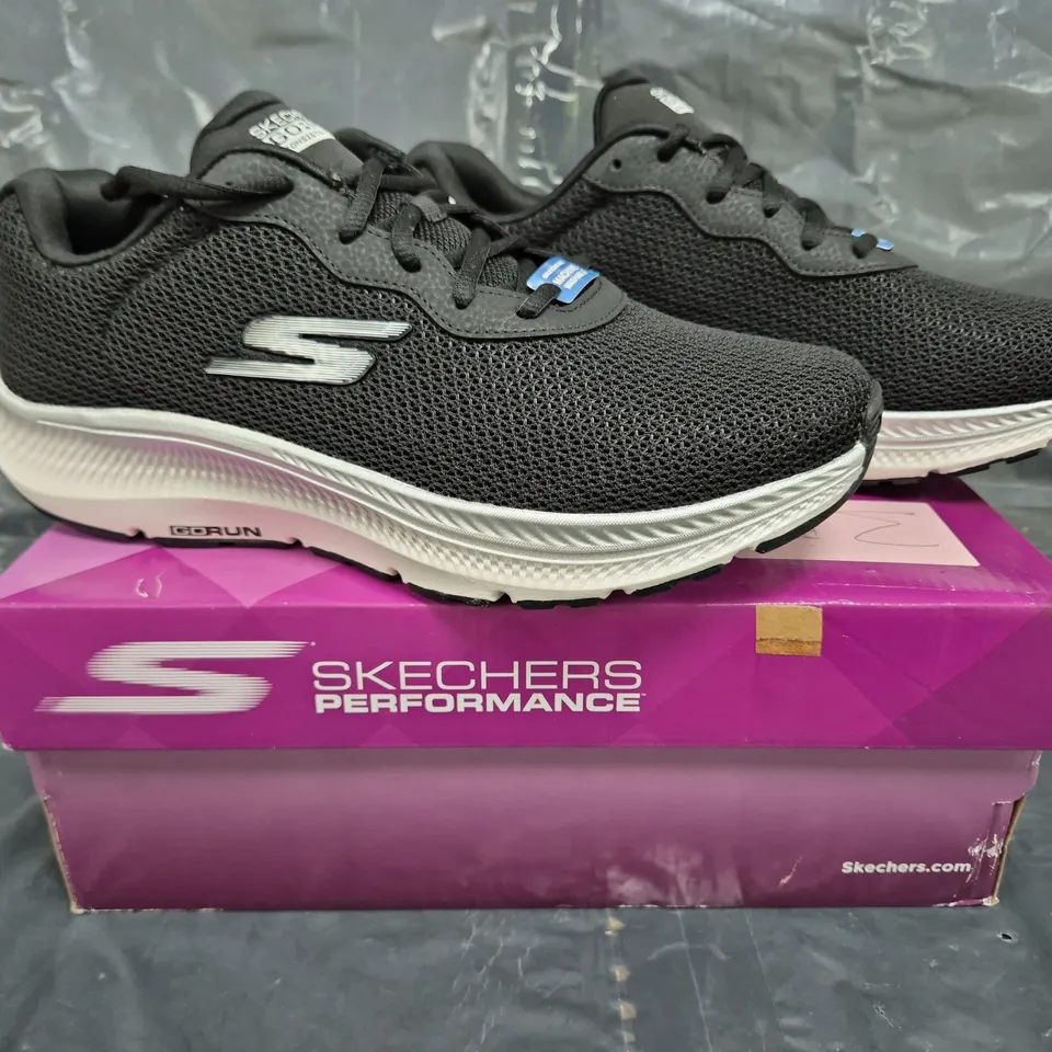 BOXED PAIR OF SKECHERS GO RUN TRAINERS IN BLACK SIZE 8