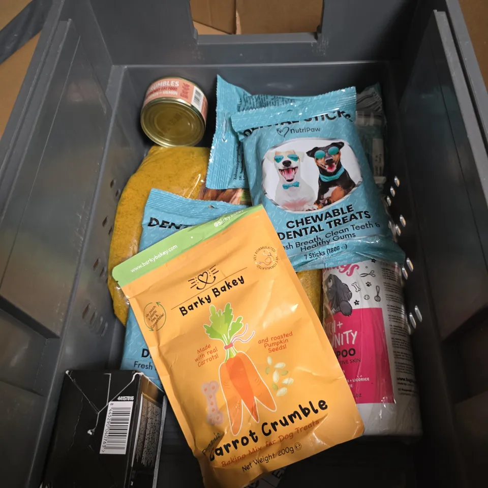 APPROXIMATELY 10 ASSORTED PET ITEMS INCLUDING DENTAL STICKS AND BARKEY BAKEY 