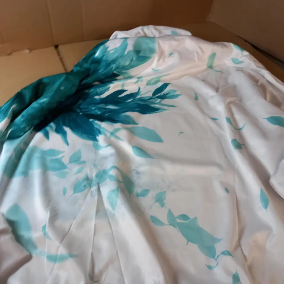 FANDOMANIAX WHITE/GREEN HOODED JACKET - SIZE 3XL
