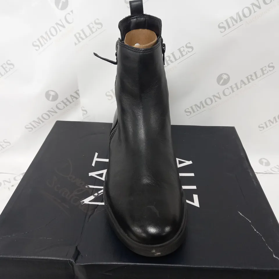 BOXED PAIR OF NATURALIZER TALISE ANKLE BOOTS BLACK SIZE 6.5