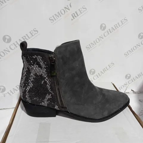 BOXED PAIR OF MODA IN PELLE KATREENA SUEDE ANKLE BOOTS IN DARK GREY SIZE 8