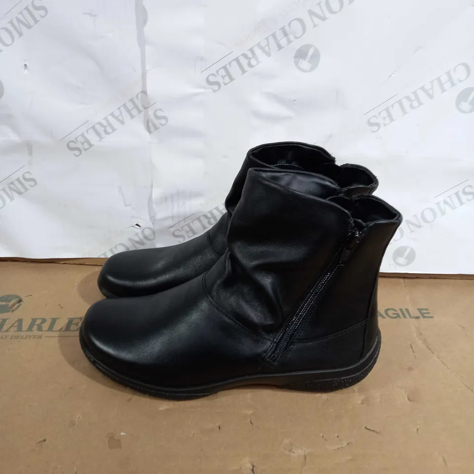 BOX PAIR OF HOTTER WHISPER LEATHERBOOTS SIZE 5