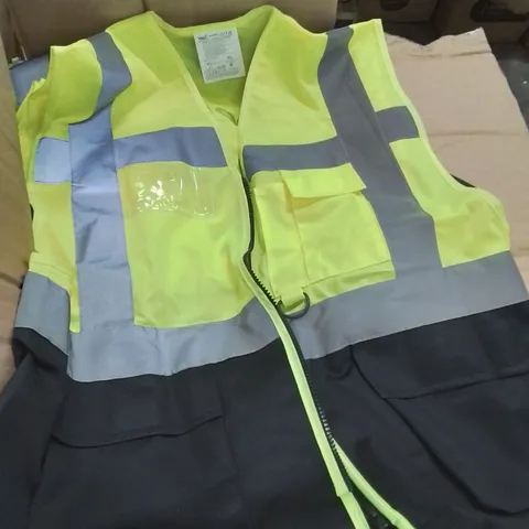 BOX CONTAINING LARGE AMOUNT OF KEPLIN HI VISIBILITY JACKETS -XL-