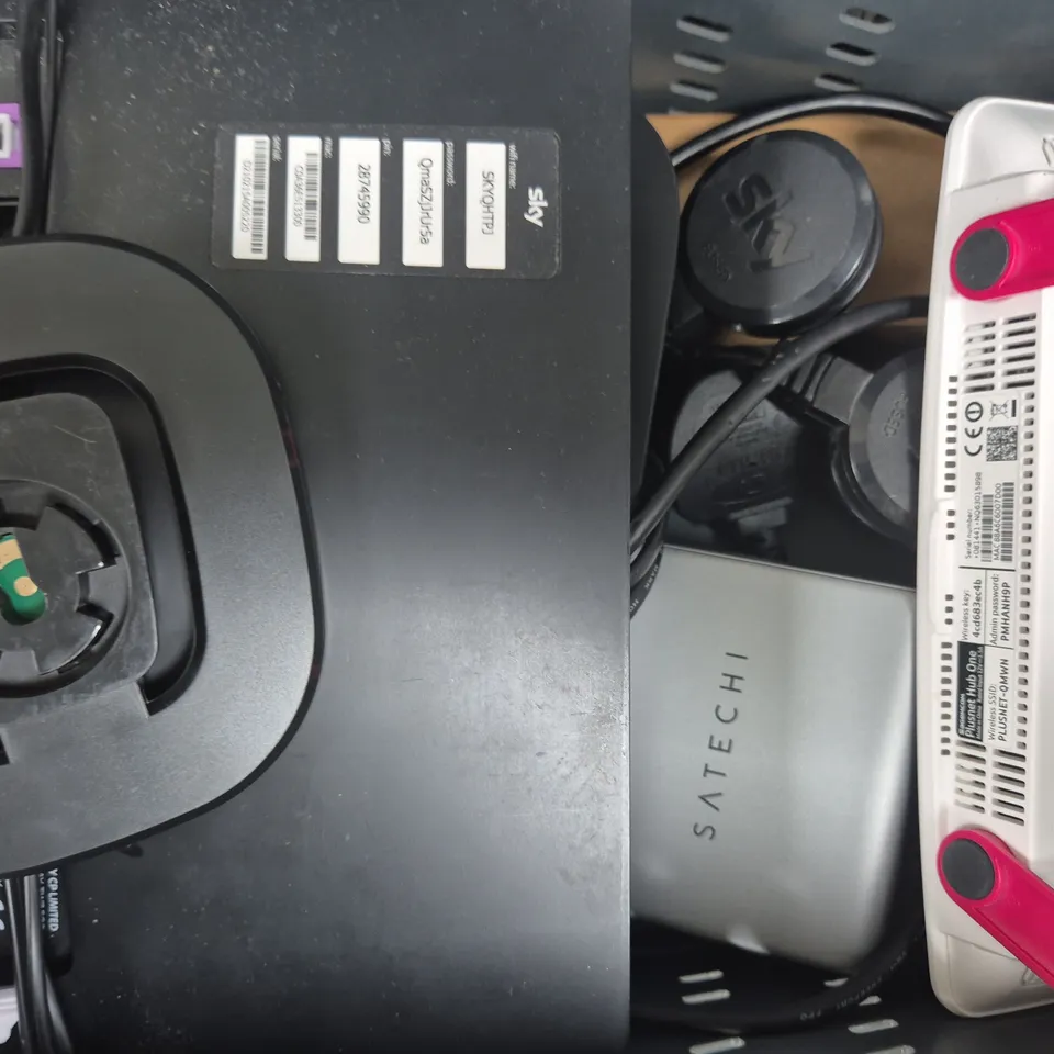 APPROXIMATELY 5 ASSORTED ELECTRICAL ITEMS TO INCLUDE PLUSNET ROUTER, SKY WI-FI ROUTER, ETC