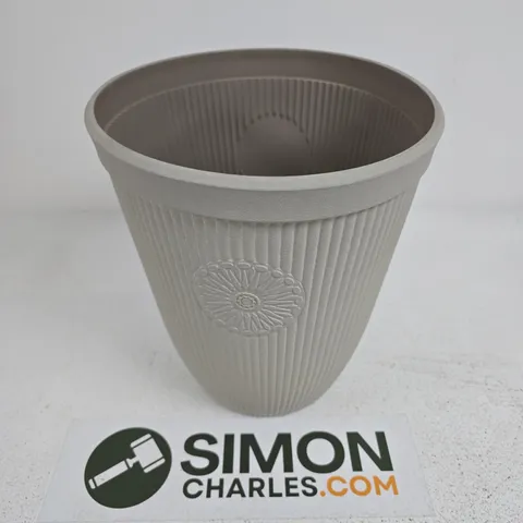 TALL PLANTER IN PEBBLE WHITE