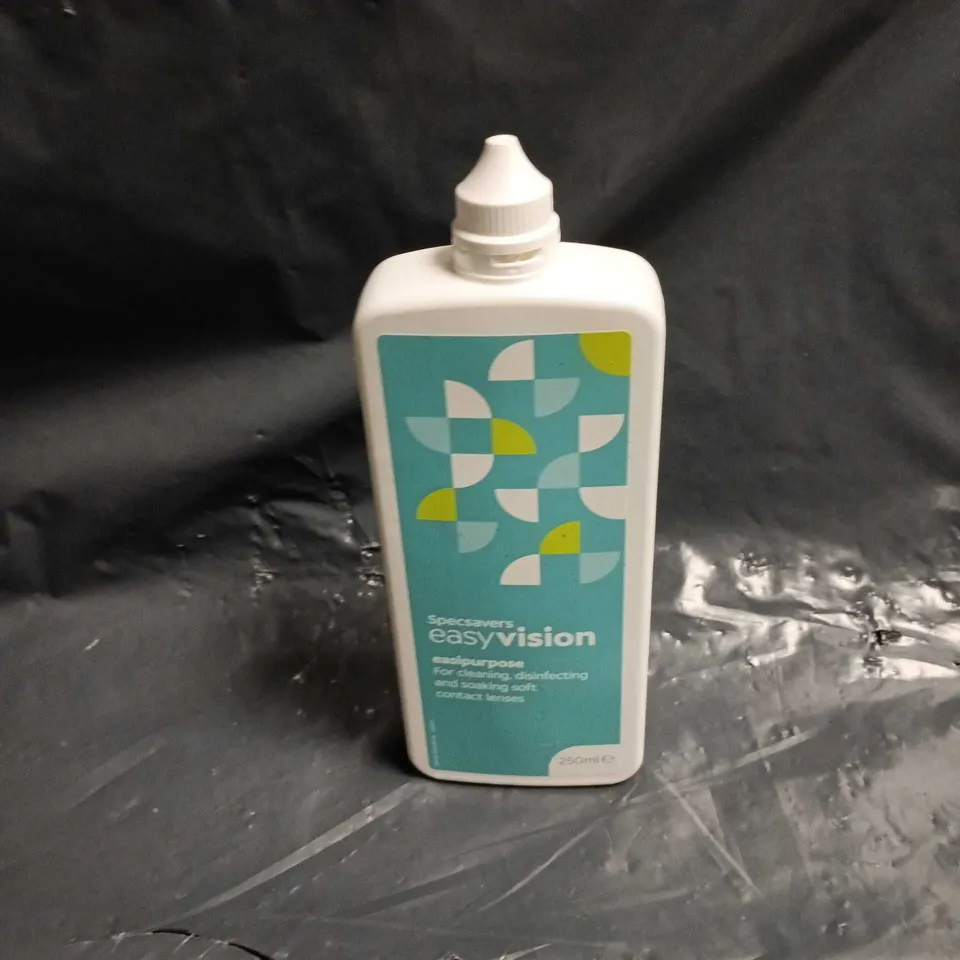 BOX OF APPROXIMATELY 25 SPECSAVERS EASYVISION CLEANERS