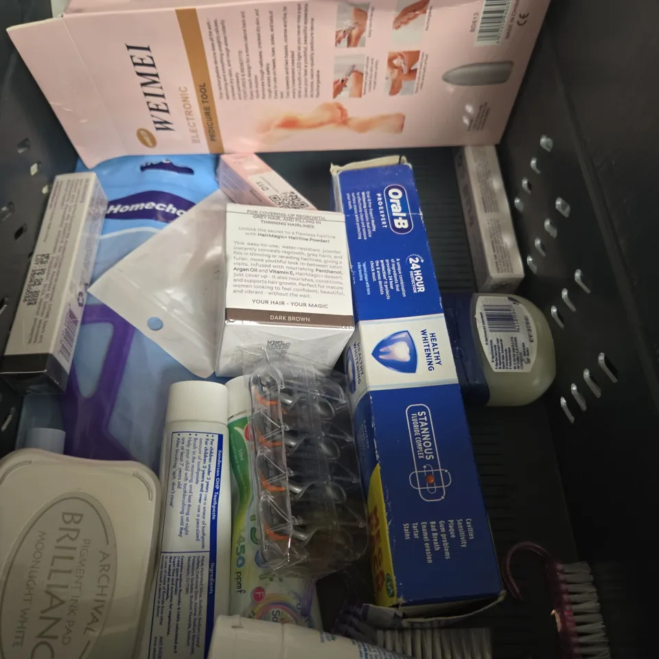 APPROXIMATEY 20 ASSORTED HEALTH AND BEAUTY PRODUCTS TO INCLUDE - VASELINE LIP BALM - FLO ULTRA LONG NIGHT PADS - DUNE COMFORT KIT - ETC