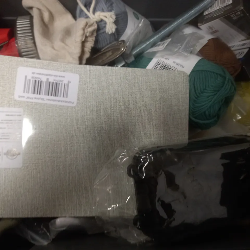 BOX OF APPROXIMATELY 22 ASSORTED ITEMS TO INCLUDE - EGG TIMER - RAINBOW COTTON WOOL - HEM SANDAL CINNAMON ETC