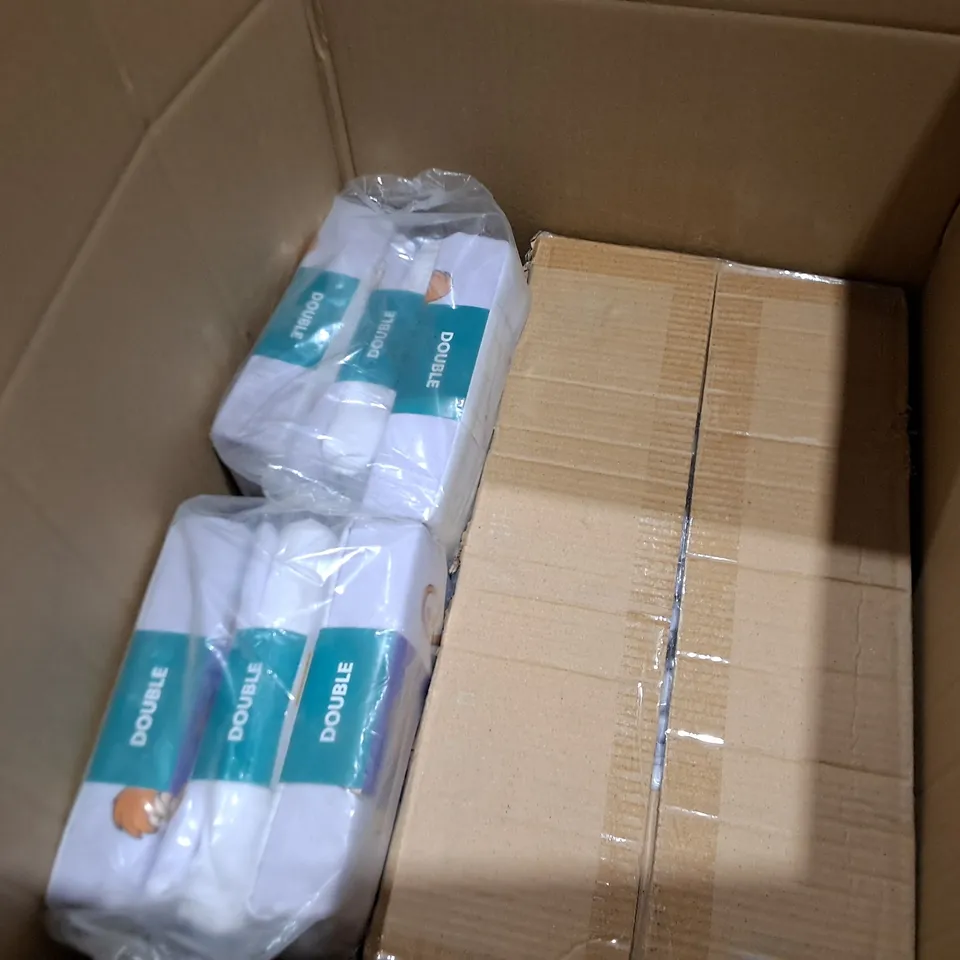 BOX OF APPROXIMATELY 9 ASSORTED BEDDING & SOFT FABRICS ITEMS TO INCLUDE - DUVET SET - FITTED SHEET