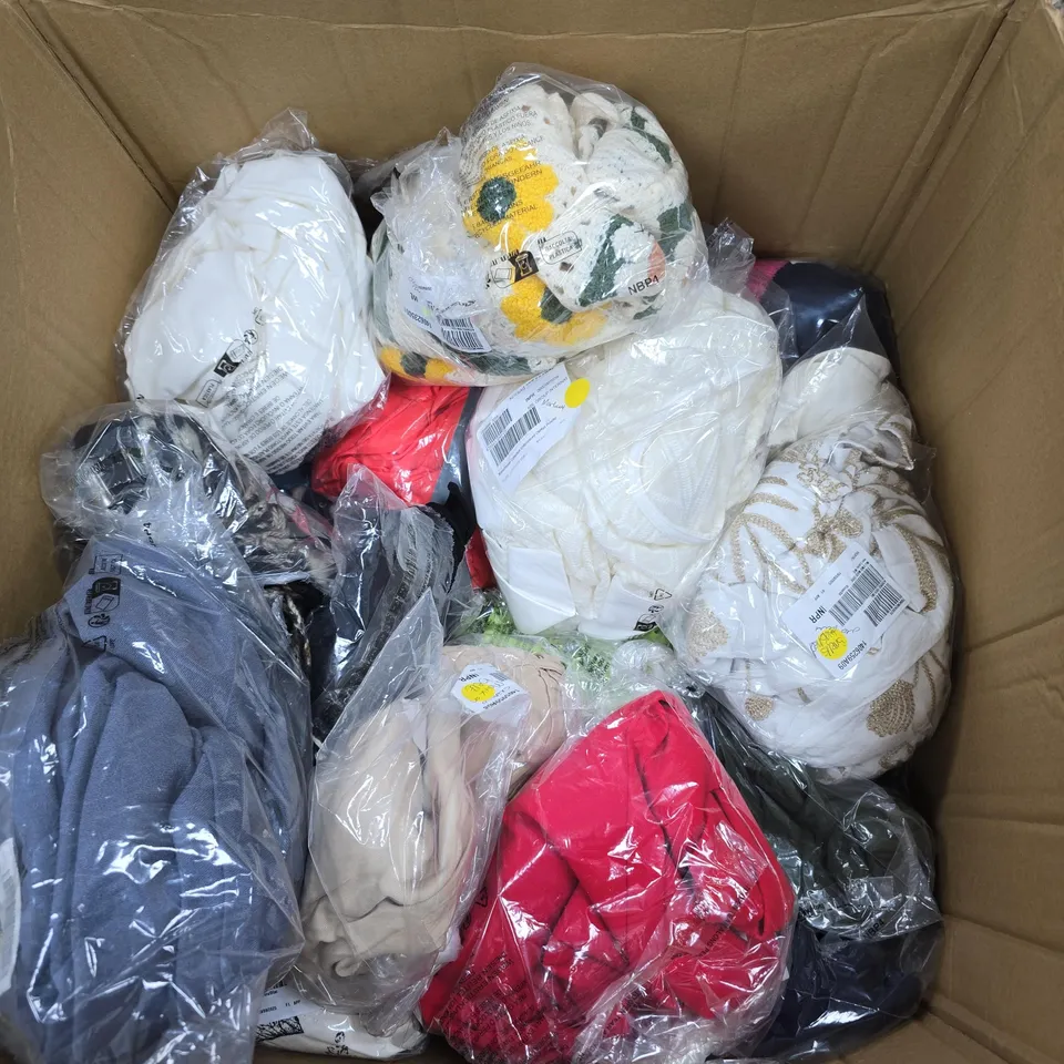 BOX OF APPROXIMATELY 30 ASSORTED CLOTHING ITEMS OF VARIOUS STYLES AND SIZES TO INCLUDE ICHI, KIM AND CO ETC