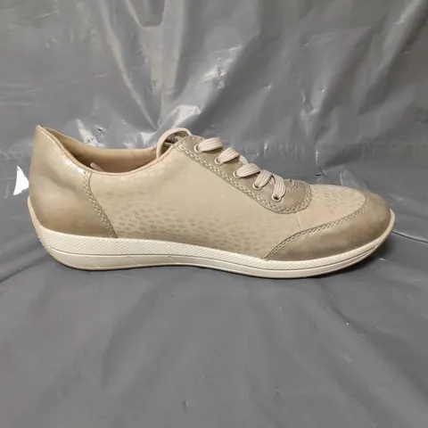 RIEKER PANEL TRAINERS TAUPE SIZE 6.5