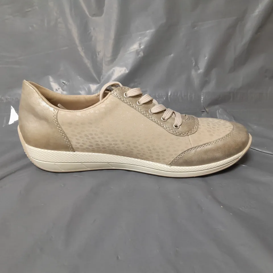 RIEKER PANEL TRAINERS TAUPE SIZE 6.5