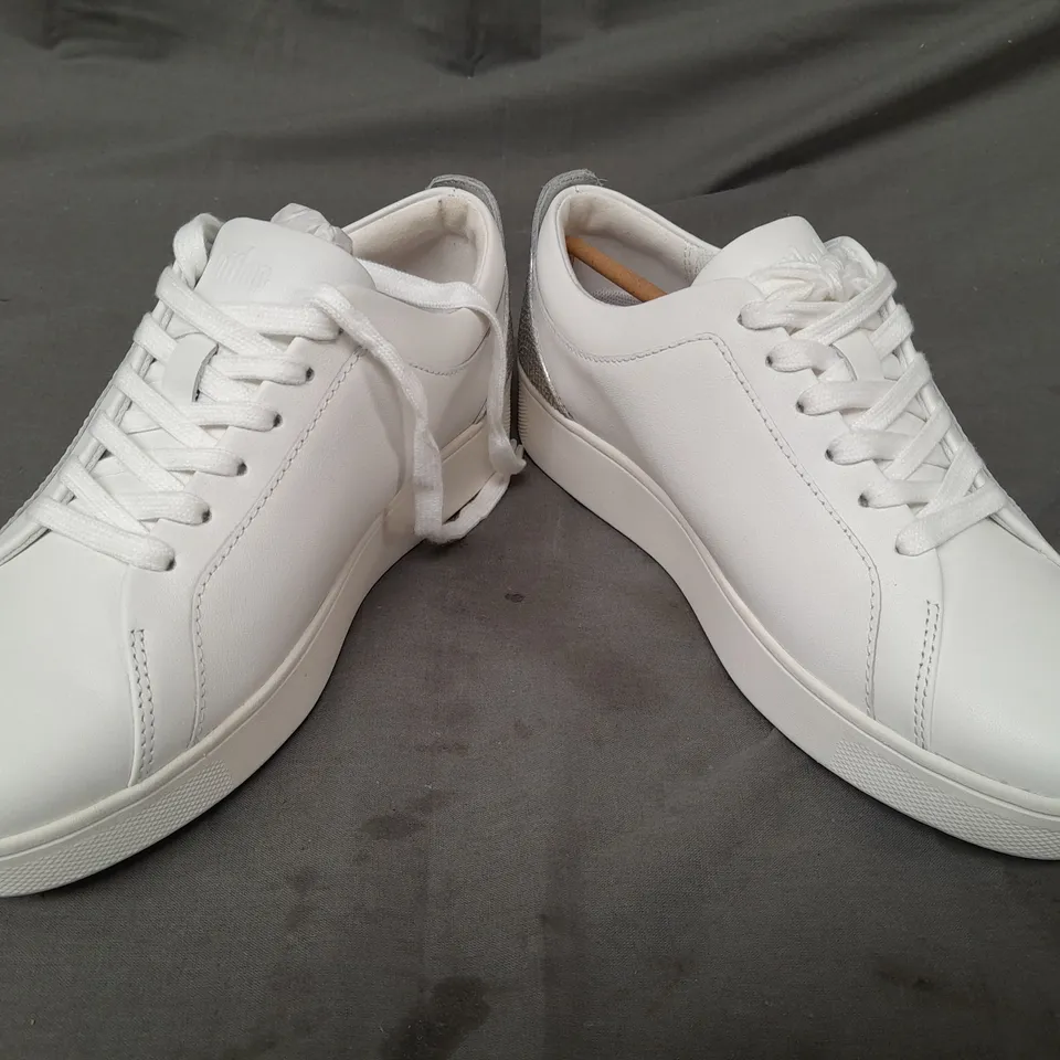 BOXED PAIR OF FITFLOP RALLY CRYSTAL-BACKTAB LEATHER SNEAKERS IN WHITE/SILVER UK SIZE 3