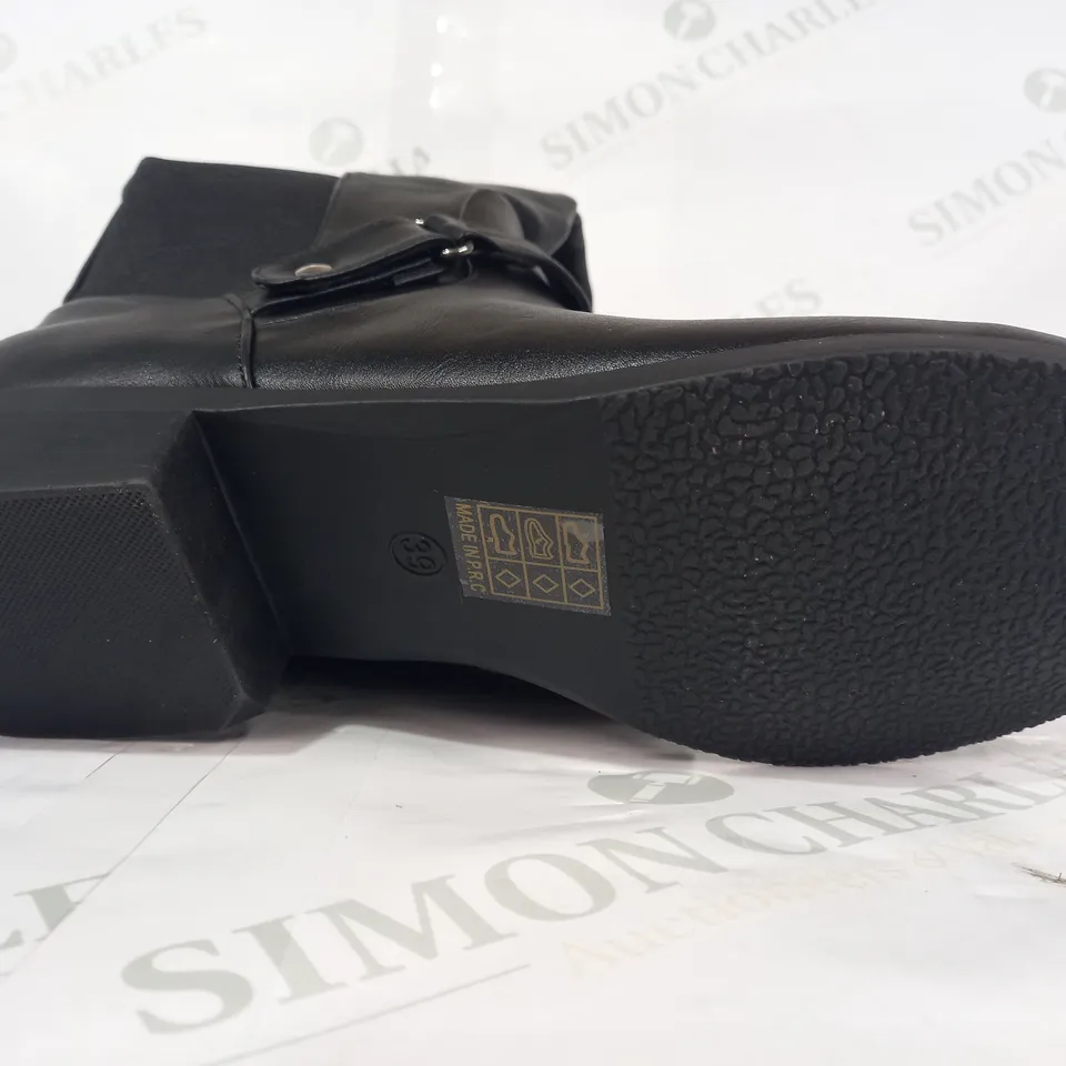 BOXED PAIR OF ESSEX GLAM SYNTHETIC LEATHER KNEE HIGH BOOTS IN BLACK UK SIZE 6