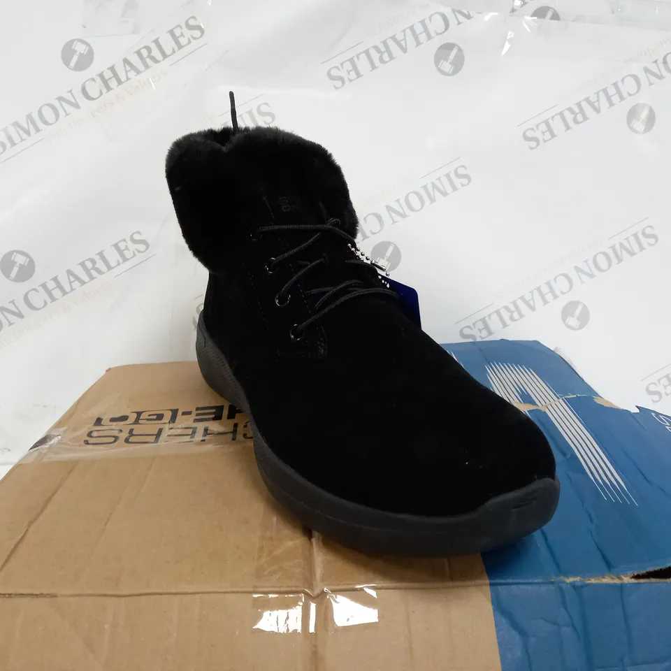 BOXED PAIR OF SKECHERS GO WALK SHOES IN BLACK SIZE 6.5