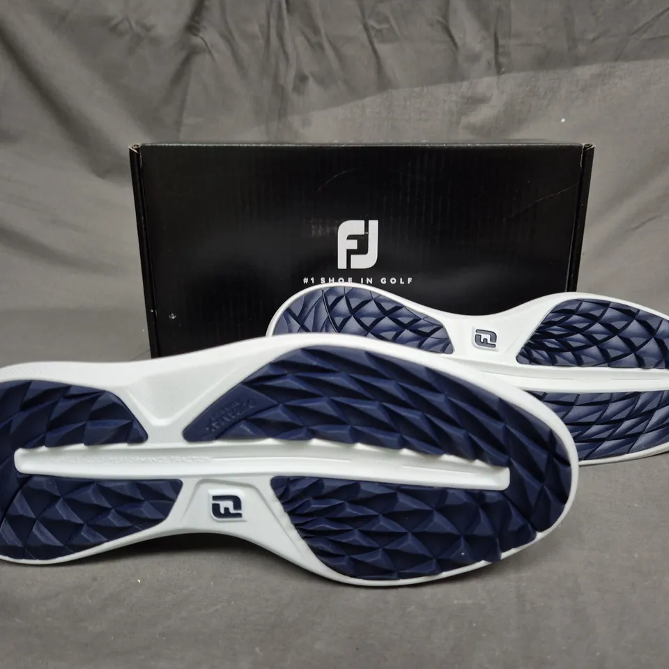 BOXED PAIR OF FJ GOLF SHOES WHITE UK 9