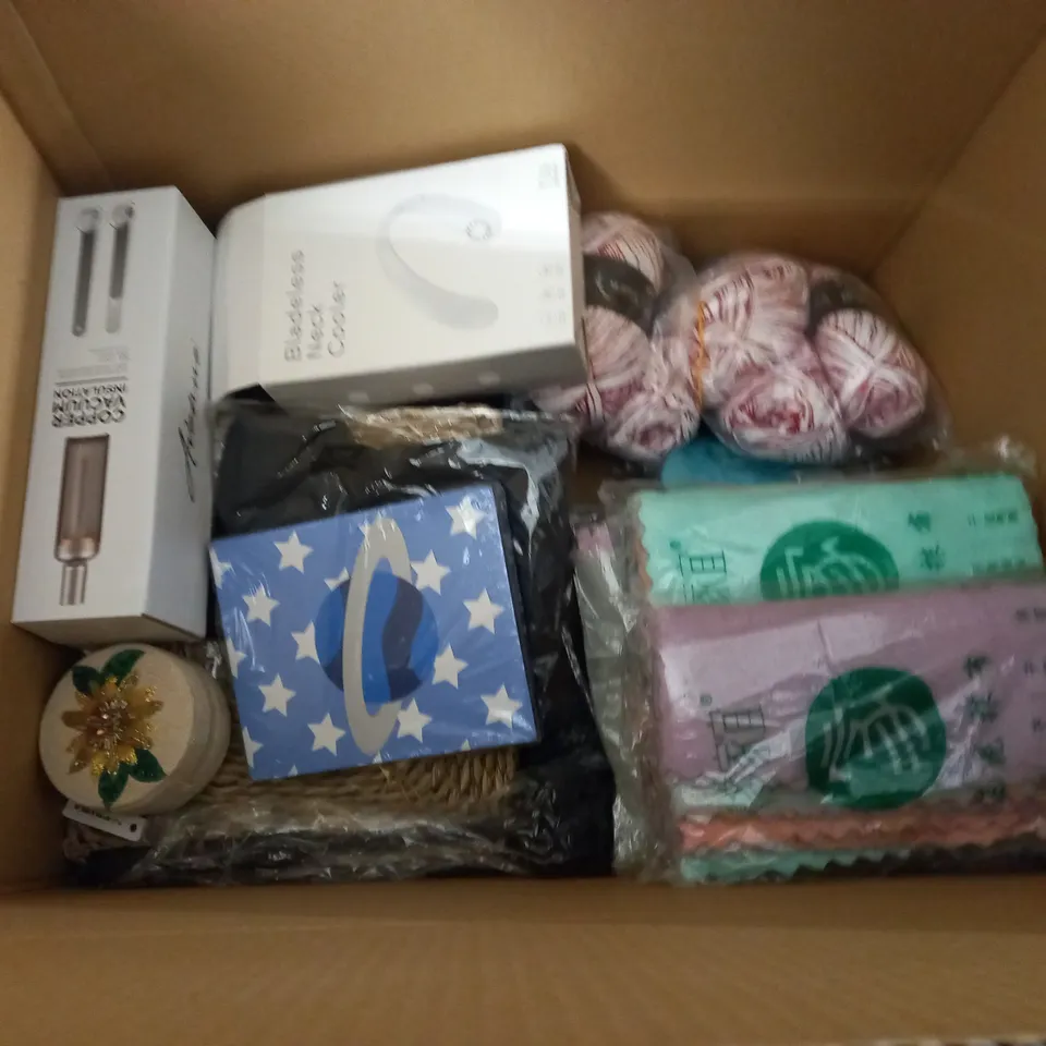 LARGE QUANTITY OF ASSORTED HOUSEHOLD ITEMS TO INCLUDE WALL CLOCK, SURVIVAL BLANKET, DOG TOYS AND GARDEN SOLAR LIGHTS