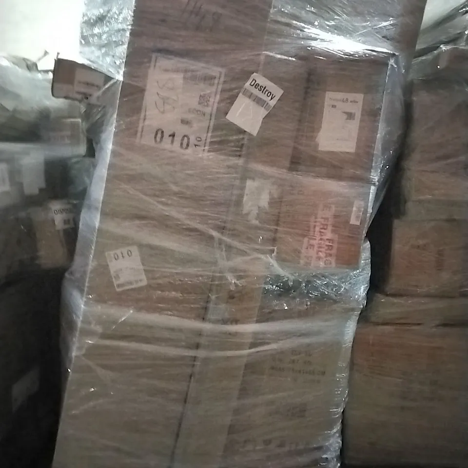 PALLET OF HOUSEHOLD ITEMS TO INCLUDE CHAIR, EXTENDABLE HANGER,  FLOOD LIGHT AND OTHER ASSORTED ITEMS...