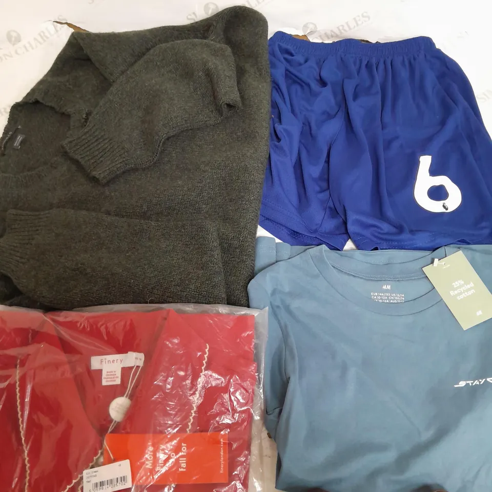 BOX OF APPROXIMATELY 22 ASSORTED CLOTHING ITEMS TO INCLUDE - SHORTS , T-SHIRT , JUMPER ETC