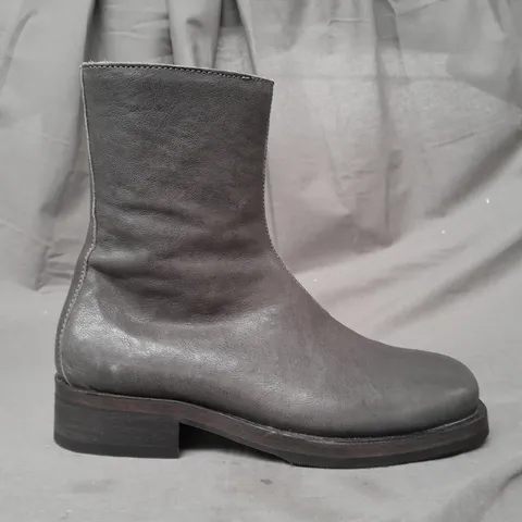 BOXED PAIR OF DESIGNER ANKLE BOOTS IN GREY EU SIZE 38