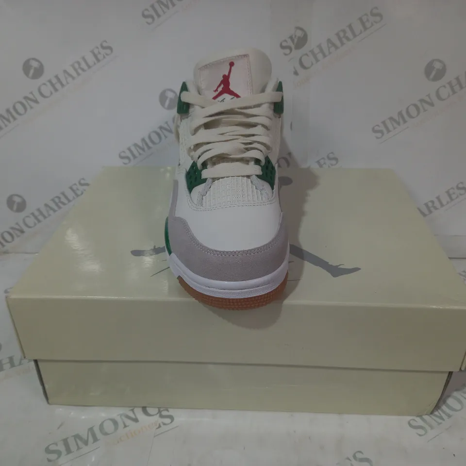 BOXED PAIR OF NIKE SB AIR JORDAN 4 RETRO SHOES IN WHITE/GREEN UK SIZE 7