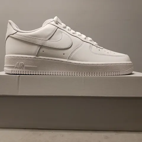 BOXED PAIR OF NIKE AIR FORCE 1 '07 SHOES IN WHITE UK SIZE 9.5
