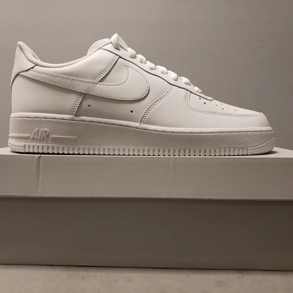 BOXED PAIR OF NIKE AIR FORCE 1 '07 SHOES IN WHITE UK SIZE 9.5