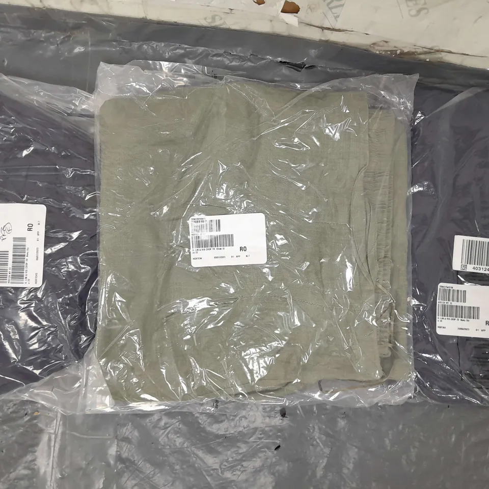 BOX OF APPROXIMATELY 15 ASSORTED CLOTHING AND FASHION ITEMS IN VARIOUS STYLES, SIZES, AND COLOURS