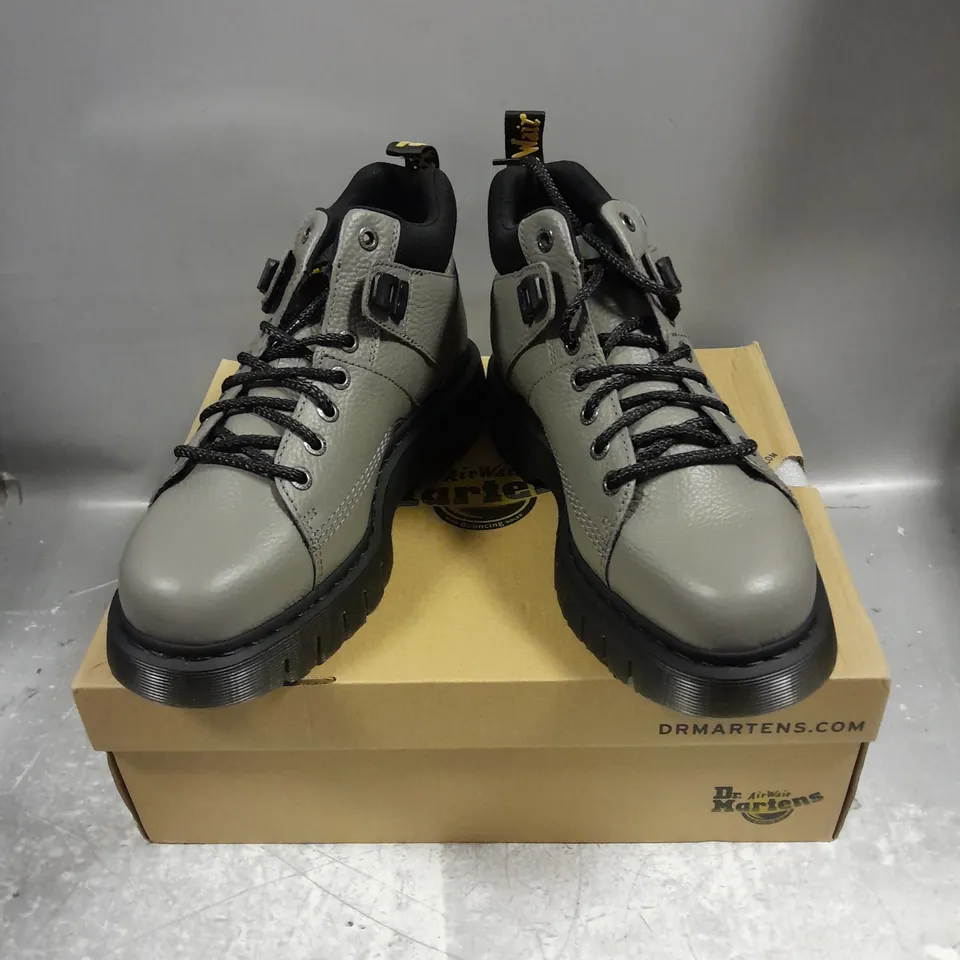 BOXED PAIR OF DR MARTENS WOODARD MILLED NAPPA BOOTS IN NICKEL GREY/BLACK SIZE UK 11