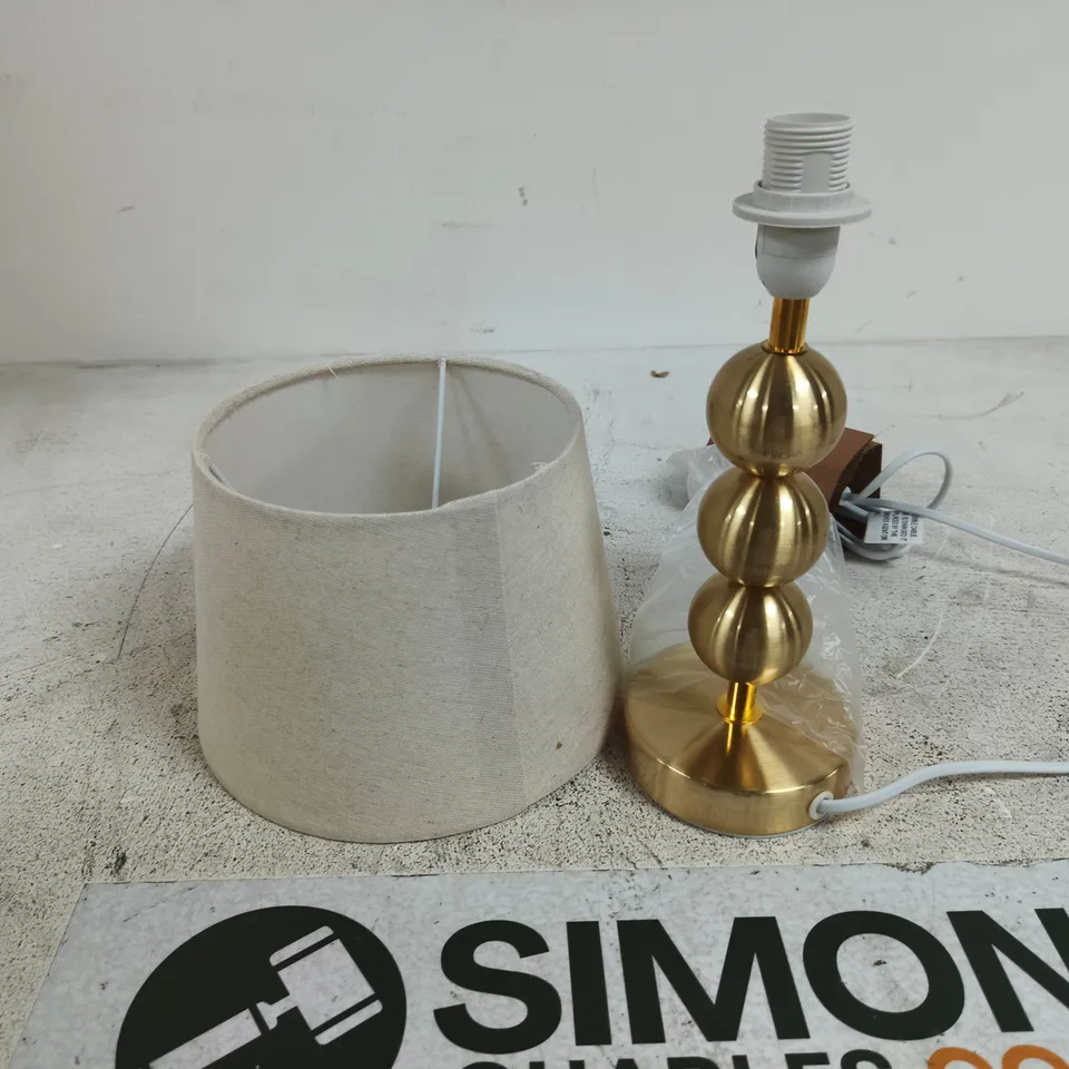 BRASS-TONED TURNED TABLE LAMP WITH BEIGE FABRIC SHADE