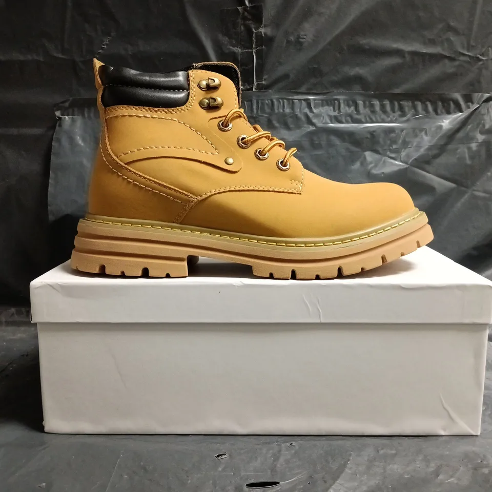 BOXED PAIR OF CONZURI ANKLE BOOTS IN MUSTARD SIZE UK 6