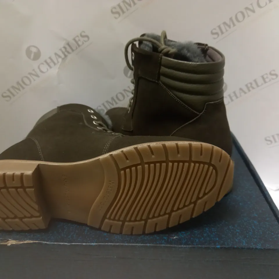 BOXED EMU AUSTRALIA DARK OLIVE BOOTS - SIZE 5