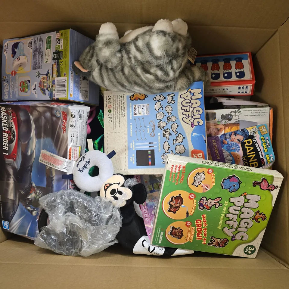APPROXIMATELY 25 ASSORTED TOYS, GAMES, GIFTS AND NOVELTIES TO INCLUDE BANDAINAMCO MASKED RIDER FIGURE, BLUEY COLOUR CHANGE TORCH, MAGIC PUFFY 3D PAINTING ART, ETC - COLLECTION ONLY