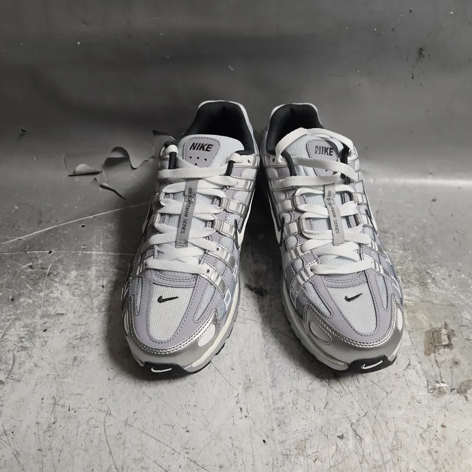 UNBOXED PAIR OF NIKE BOWERMAN SERIES RIDELINER TRAINERS IN SILVER - UK 7.5