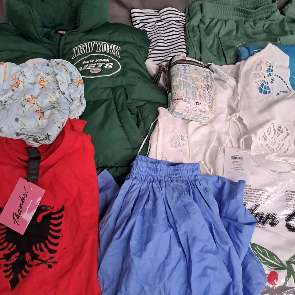 BOX OF APPROXIMATELY 25 ASSORTED CLOTHING ITEMS TO INCLUDE - SHORTS, TOPS, BAG ETC 