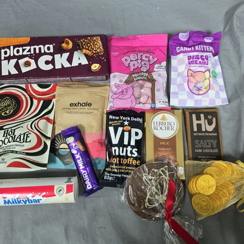 LOT OF 16 ASSORTED FOOD ITEMS TO INCLUDE WILLIES CACOA DRINKING CHOCOLATE, PERCY PIG AND CHOCOLATE COINS
