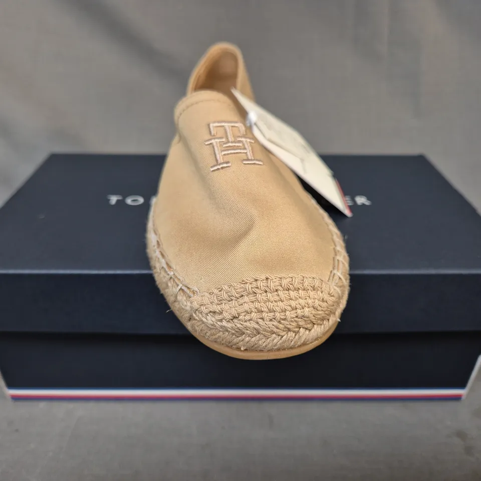 BOXED PAIR OF TOMMY HILFIGER EMBROIDERED FLAT SHOES IN WHEAT EU SIZE 37