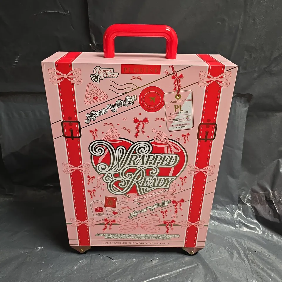 BOXED PLOUISE WRAPPED READY STRAWBERRY SNOWFLAKE HANDLED WITH LOVE GIFT SET 