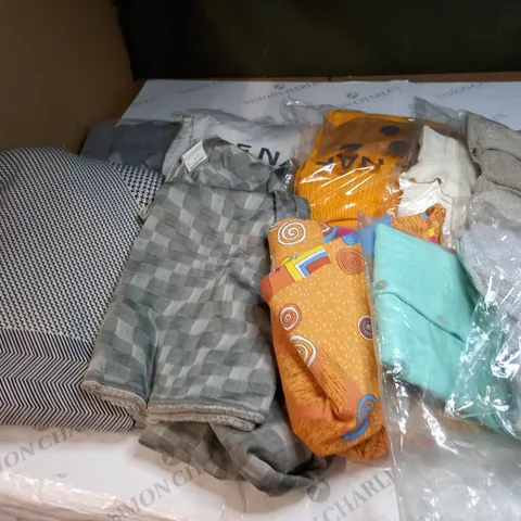 APPROXIMATELY 10 CLOTHING ITEMS IN VARIOUS SIZES AND COLOURS
