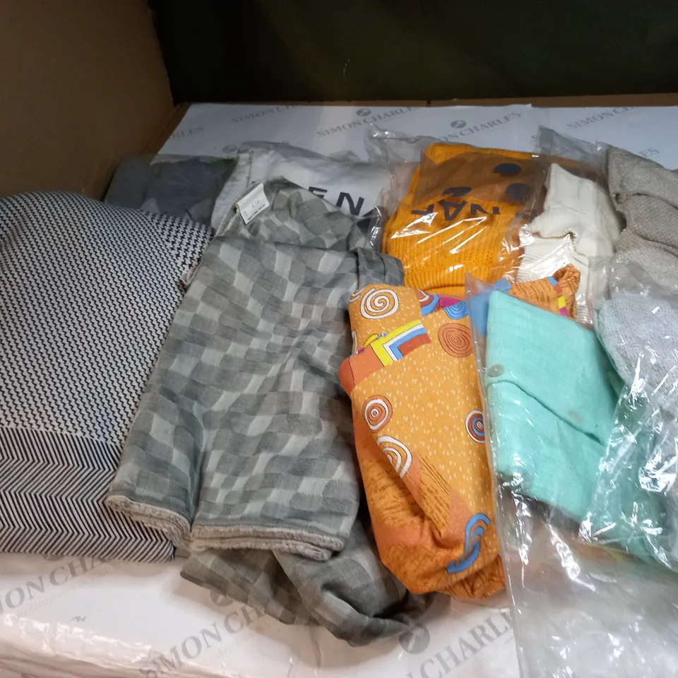 APPROXIMATELY 10 CLOTHING ITEMS IN VARIOUS SIZES AND COLOURS 