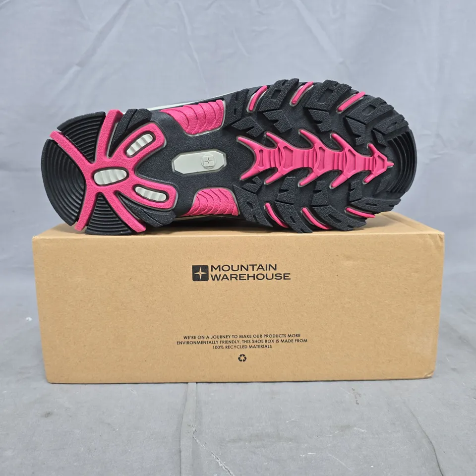 BOXED PAIR OF MOUNTAIN WAREHOUSE OSCXAR 2 KIDS WALKING BOOTS IN TEAL/MULTI SIZE UK 5