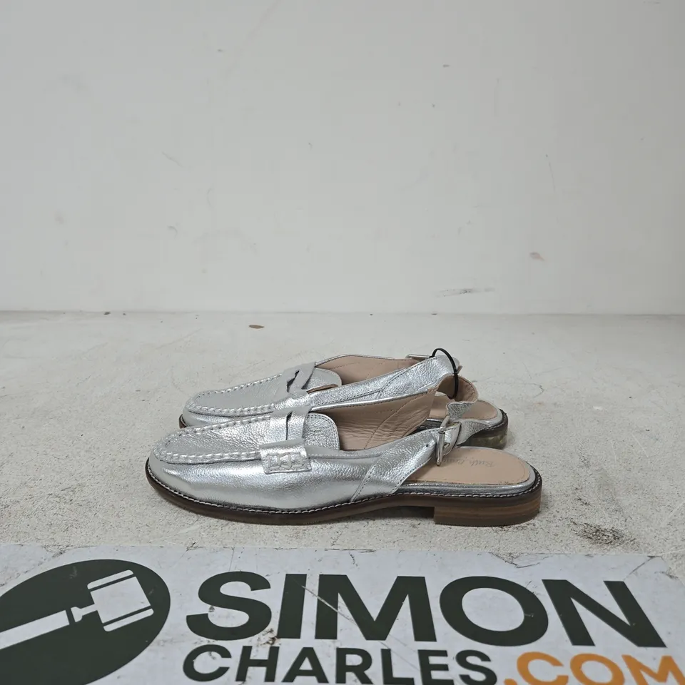 RUTH LANGFORD WOMEN'S SILVER METALLIC LEATHER SLINGBACK SANDALS – (EU 40)