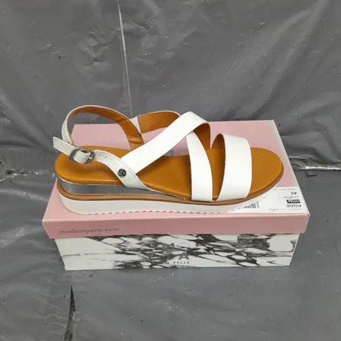 BOXED PAIR OF MODA IN PELLE WEDGE SANDAL WITH CROSS OVER IN WHITE LEATHER SIZE 7