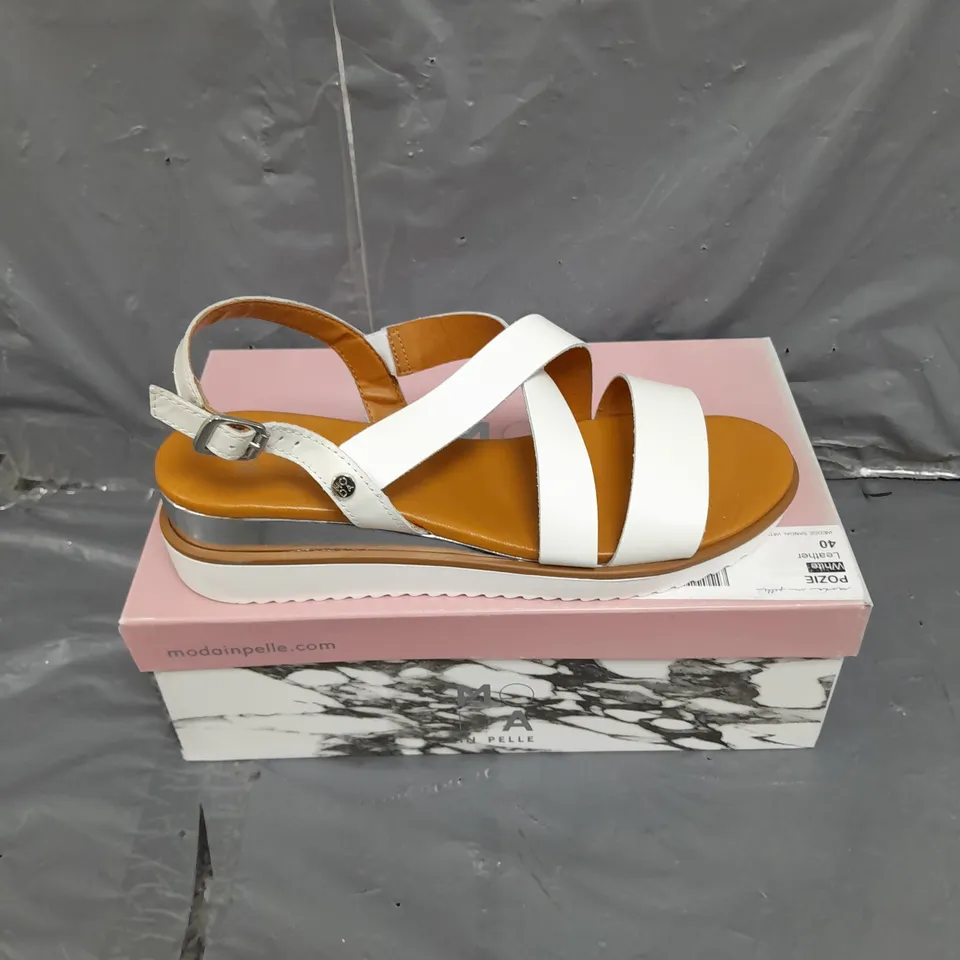 BOXED PAIR OF MODA IN PELLE WEDGE SANDAL WITH CROSS OVER IN WHITE LEATHER SIZE 7